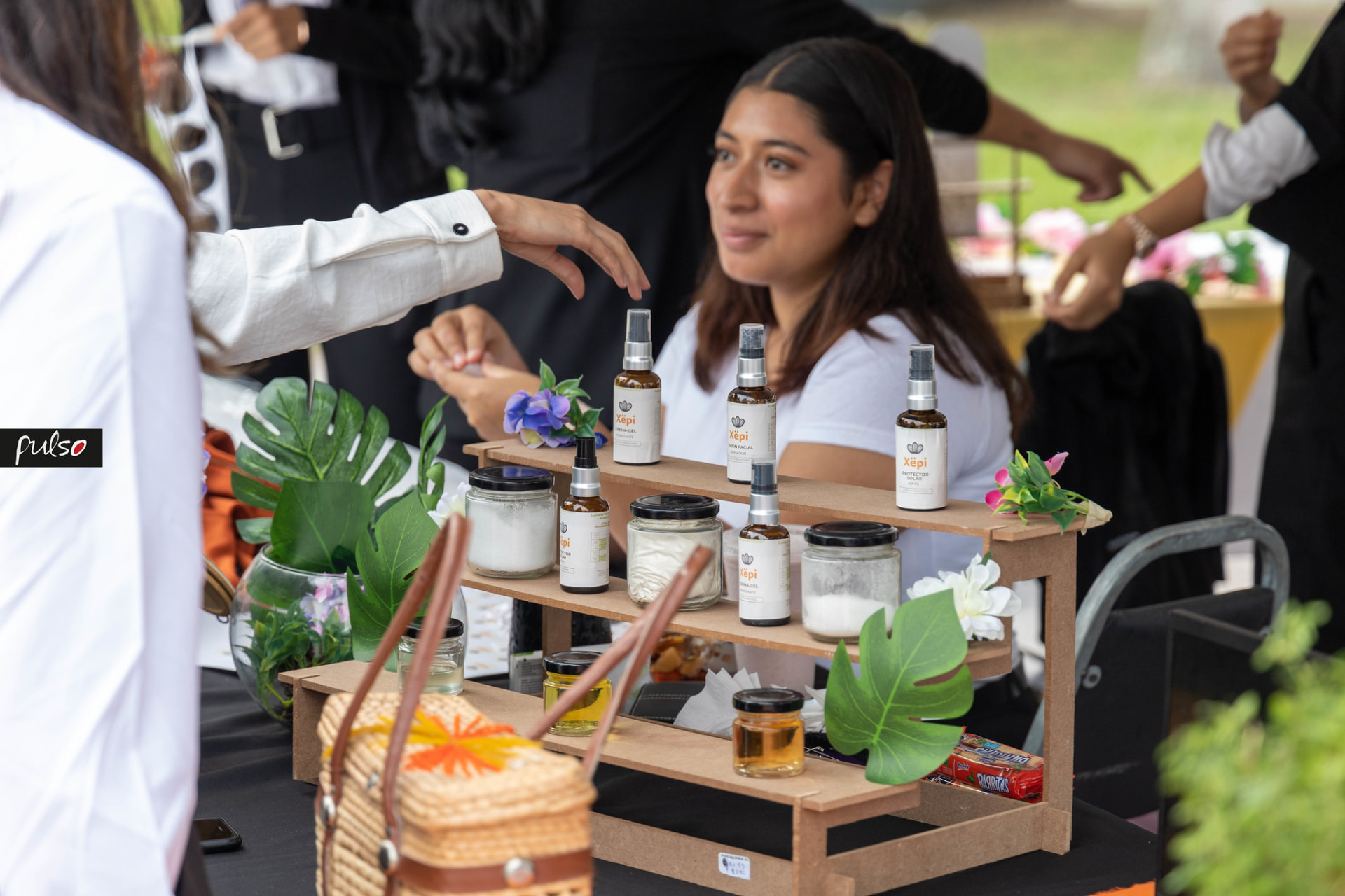 Estudiante presentando sus productos en su stand de la iExpo