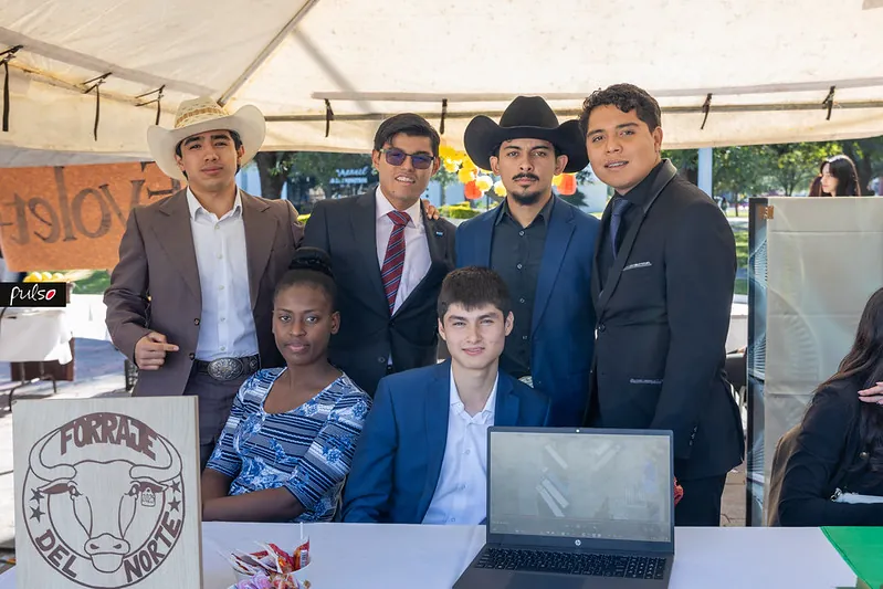 Equipo emprendedor Forraje del Norte en su stand